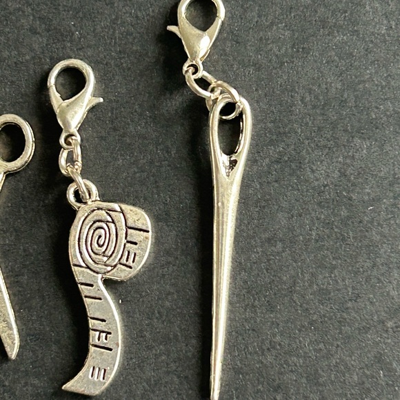 Set of 5 sewing themed silver charms - Picture 5 of 6